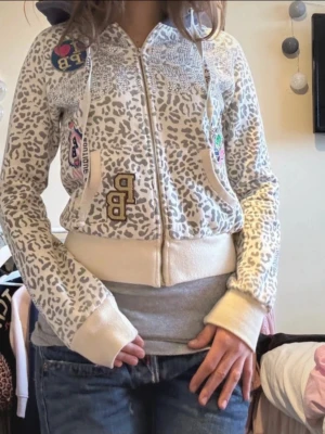 Jättesnygg zip up tröja - Det går att sänka priset eller diskutera det! Köpte från Vinted men passade inte bra så jag säljer om den