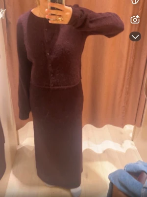 Stickat set från Gina Tricot  - Super mysigt sett i mörkröd/burgundy från Gina. Kjolen är i XL och koftan i L. Kjolen når ner till golvet på mig som är 173💞Skriv om ni skulle vilja köpa någon av delarna separat🩷