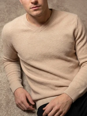 Beige v-ringad tröja från Boomerang - Stilren v-ringad tröja från Boomerang. 100% Organic cotton. Storlek L. Mycket fint skick. Priset ej hugget i sten. Hör av er vid frågor eller funderingar! 🍾