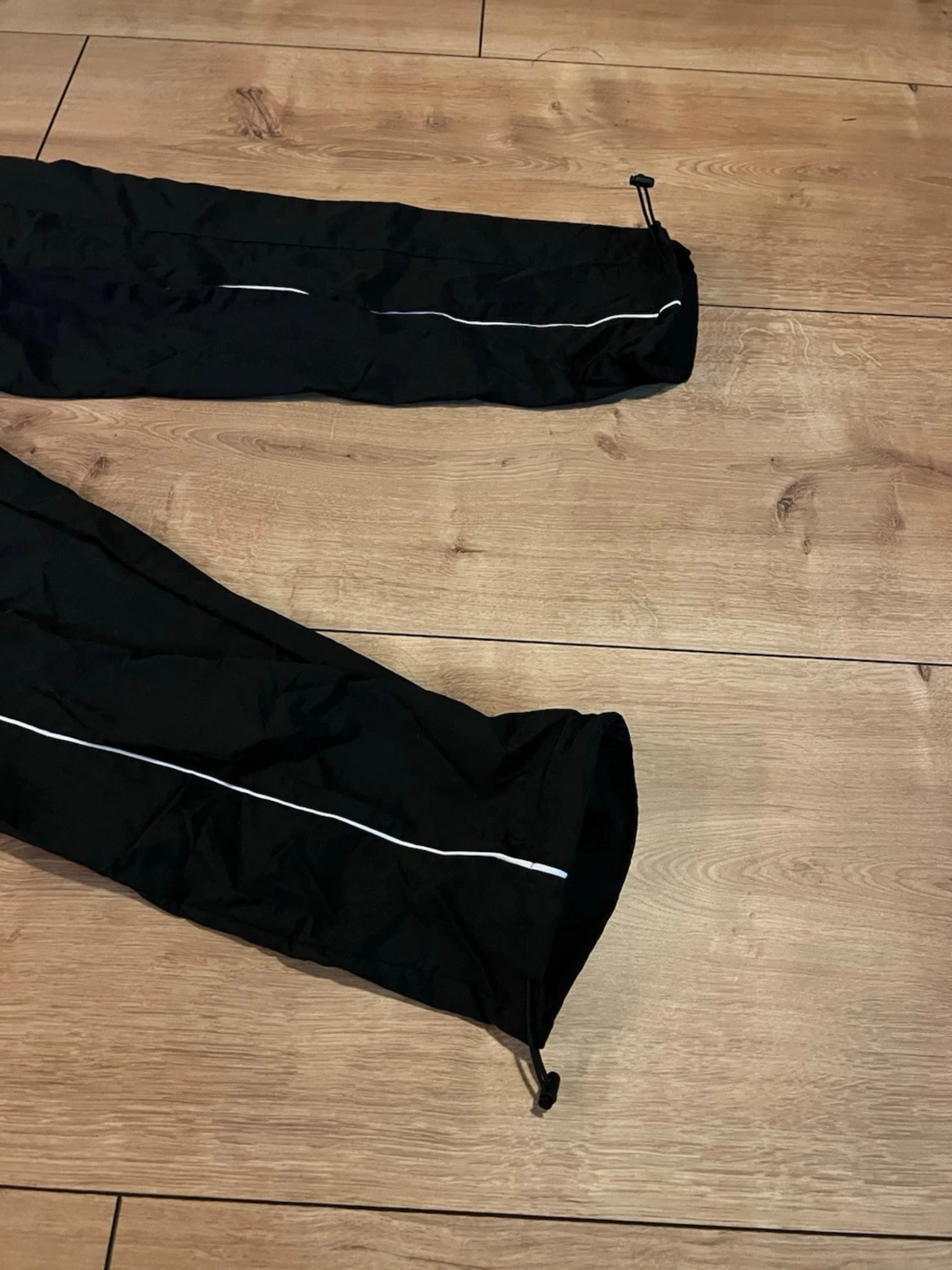 Svarta täckbyxor med vita detaljer - 2