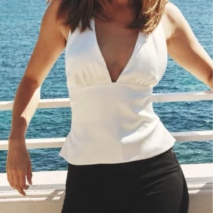 Zara satin topp - Jätte snygg halterneck topp från zara. Använd 2 gånger och är i jätte fint skick. Kontakta mig vid frågor💕