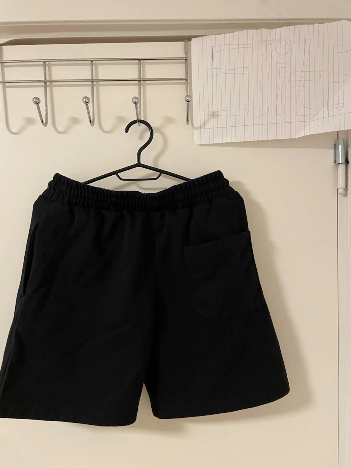 Svarta Essentials shorts   - 2