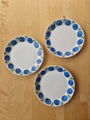 Tre tallrikar Prunus Gustafsberg Stig Lindberg - Säljer tre tallrikar 21cm i diameter med retro blått fruktmönster runt hela kanten. Stig lindberg, Gustafsberg. Fint använt skick, bestickrepor finns men fria från nagg.