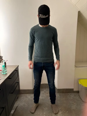 Grön/blå aktig tröja från Kappahl  - .Det är en färg som man verklig sticker ut med på stan eller i skolan. Modellen är 184 och väger 72 kg. Orginalpris 599 men jag säljer den ENDAST för 299 tröjan är använd fåtal gånger. Hör av dig vid funderingar. Hade gött