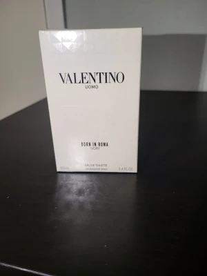 Valentino Uomo Born in Roma Ivory 100 ml - Stilren parfym från Valentino, Born in Roma Ivory. Eau de toilette, 100 ml. Ingredienser: alkohol, parfym, vatten, limonene, citral, linalool, citronellol, benzyl benzoate, benzyl alcohol m.fl. Tillverkad i Frankrike.