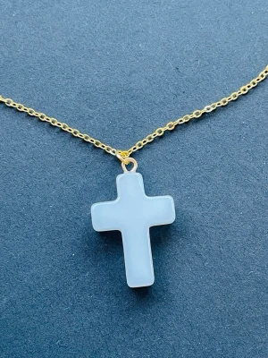 By prisförslag- Guldigt 45 cm halsband vitt kors  - Stilrent vitt kors i plast med en tunn guldfärgad kedja. 