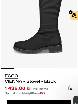 Svarta stövlar ECCO Vienna - Säljer ett par svarta ECCO Vienna stövlar med rund tå och platt sula. Stövlarna har en stilren och enkel design med högt skaft och är tillverkade i ett slätt material som ger en clean look. Helt nya och ligger fortfarande i sin ursprungliga box, köpta för 1 månad sen från ECCO butik för ordinare pris 1800. Slutsålda online. 