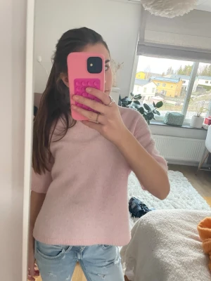 Stickad rosa trekvartsärmad tröja - Så najs och snygg!! Den är lite nopprig men inget man tänker på💗