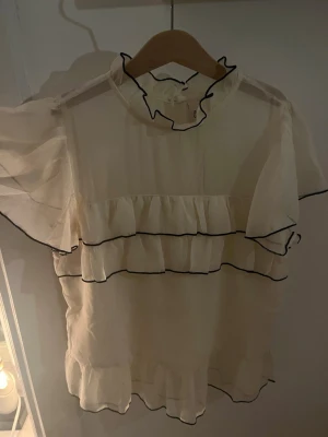  Blus från Nelly - En blus från Nelly. Mycket bra skick har använts en gång. Original pris 349kr. Priset kan diskuteras🫰🫶❤️