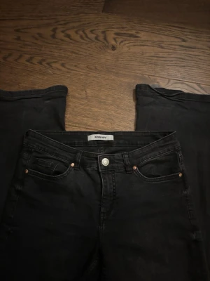 Svarta jeans från Kappahl - Snygga svarta jeans från Kappahl med låg midja, nästintill oanvända. Jeansen är i ett bekvämt material som sitter snyggt. 