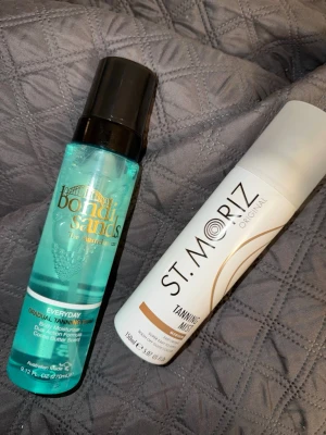 Bondi Sands och St. Moriz brun utan sol - Bondi Sands Everyday Gradual Tanning Foam, samt St. Moriz Original Tanning Mist i vit flaska. Båda enbart testade en gång. Båda är brun utan sol-produkter för kroppen, med återfuktande egenskaper och lätt att applicera.