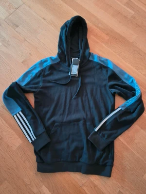 Adidas hoddy  - Ny stl S kostat 630 kr har priset på ff 