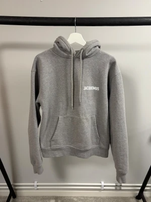 Jacquemus Hoodie - Jacquemus Hoodie | Skick 9/10 sjukt bra! | inga defekter | Nypris ca 3500kr | Mitt pris 1299kr! | Postas eller möts upp i Gävle! 