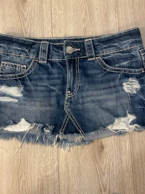 Blå jeanskjol från Gina Tricot - Säljer en blå jeanskjol från Gina Tricot 14+ i storlek S. Användts fåtal gånger. Pris går att diskutera.