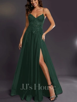 Långklänning med spets och slits JJ's House - Supersnygg långklänning från JJ's House. Överdelen är dekorerad med blommig spets och paljetter. Kjolen är i ett lätt, svepande material som faller fint. Perfekt för bal eller fest! Passar perfekt för mig som är 169cm. Använd 1 gång! Klänningen är i färgen Jägargrön och de två sista bilderna är samma klänning fast i svart bara för att visa modellen💕💋