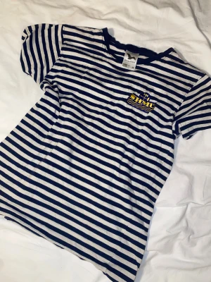 Cool randig t-shirt - Superfin t-shirt från malfini. Basic men också så fin. Passar till typ allt! Sitter bra på mig och jag är S. 