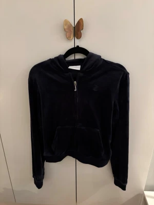 Juicy Couture sett (barn) - Juicy Couture sett för barn, har aldrig andvänts. Storlek 156. Pris kan diskuteras.