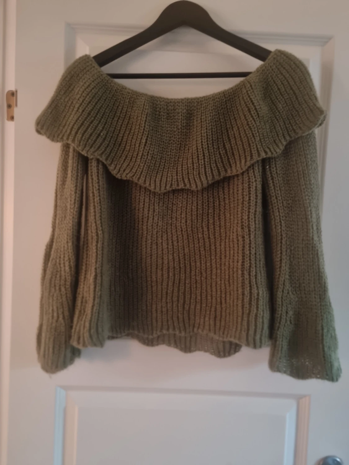 Olivgrön stickad offshoulder tröja - 1