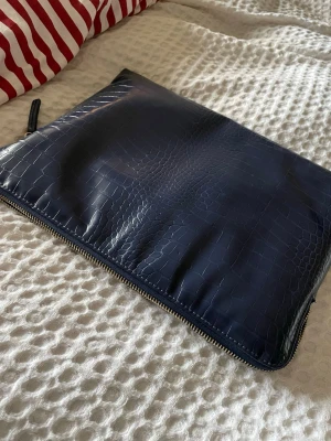 Mörkblått datorfodral  - Jättefint mörkblått datorfodral från Åhléns! Som nytt skick! Inga tecken på användning!