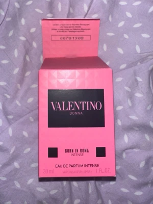 Valentino Donna Born In Roma Intense - Valentino Donna Born In Roma Intense Köpte den på Electa för 1000kr. Används några få gånger, men man ser hur mycket är det kvar på bilden.Trendigt rosa förpackning och cool flaska. Eau de Parfum Intense, 30 ml. Tillverkad i Frankrike. Perfekt storlek att ta med i väskan och passar dig som gillar exklusiva designerprodukter.
