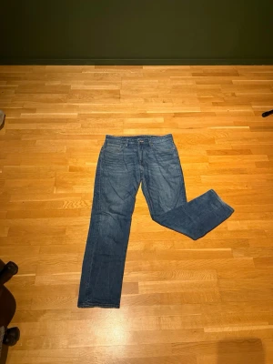 Blå Vailent jeans  - Ett par blåa jeans från vailent vilket är Carlings egna märke, dem är köpta för några år sedan och försöker bara bli av med dom. Storleken är 34 i midja och 32 i längd  