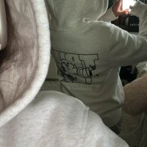 Vit hoodie från True Religion - Intressekoll på min true religion kofta. Helt ny, endast testad. Finns inga defekter. 