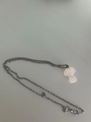 Rosenkvarts halsband svamp - Säljer ett halsband föreställande en svamp gjord av äkta rosenkvarts! Hittade detta halsband på en marknad där de sålde kristaller. I verkligheten är svampen lite mer rosaaktig än den ser ut att vara på bilden.