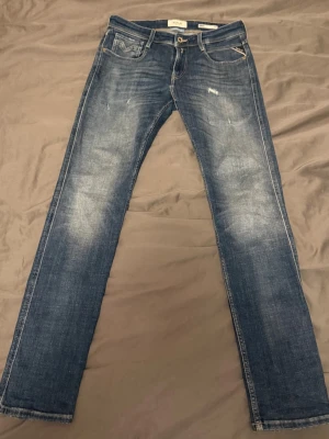 Replay anbass jeans - Riktigt snygga jeans fårn Replay i modellen anbass! Det är i jättefint skick utan några defekter. Bara att skriva om du har några funderingar 😄De är i storlek 30/32