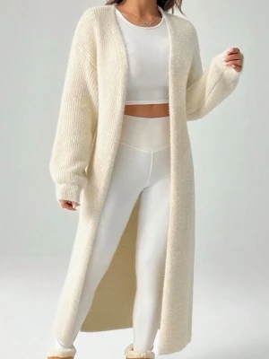 Lång beige stickad kofta - Säljer en supermysig lång beige stickad kofta. Koftan är endast testat, alltså i nytt skick. Passar perfekt att slänga över en outfit för en stilren och mysig look.