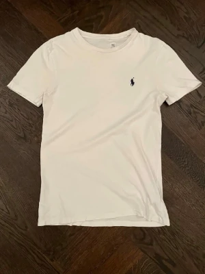 Polo Ralph lauren T-shirt  - Riktigt snygg T-shirt, dock i nacken har den börjat blekna lite för den har ju tvättats, annars bra skick, stolek XS, nypris 799kr!