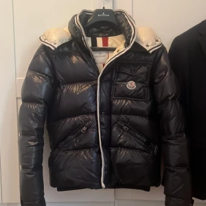 Moncler Branson  - Säljer nu min moncler branson jacka. Använd men fortfarande i bra skick, jackan är köpt från kaspersheat sen ett tag tillbaka. Har satt ganska högt pris men sänker gärna vid snabb affär! Passar folk som är runt 180
