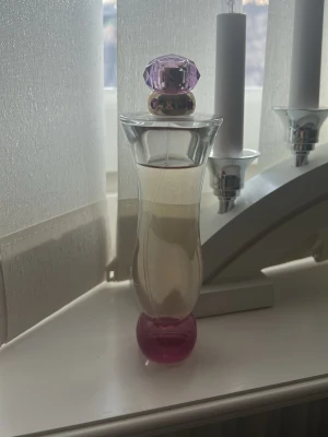 Versace EdP 50ml - Versace Eau de Parfum, 50ml. Snygg flaska med lila detaljer, perfekt för dig som vill ha en lyxig touch i din samling. Tillverkad i Italien. Knappt använd, skulle gissa på att det är 40+ ml kvar