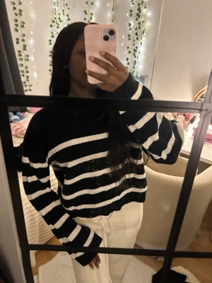 Svartvit randig stickad tröja - Säljer en svart och vit randig stickad tröja med loose passform. Tröjan har långa ärmar och breda ränder, perfekt för dig som gillar en avslappnad och trendig stil. Superenkel att matcha med både jeans och mjukisbyxor.