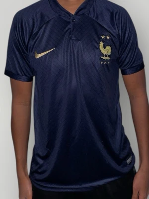 Frankrike tröja strl S  - Helt ny. Fin replika med hög kvalitét. Storlek: S. Pris: 349kr. 