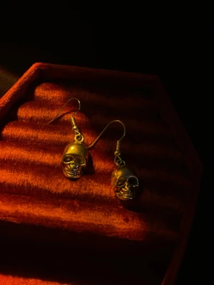 Skelett örhängen - Jätte coola döskalle örhänge som ger en tuff vibe.