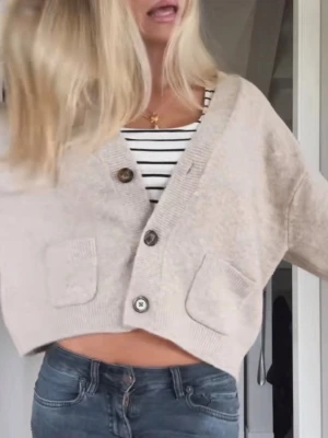 Begie kofta - Säljer denna begie kofta från Uniqlo i storlek XS men sitter som S.