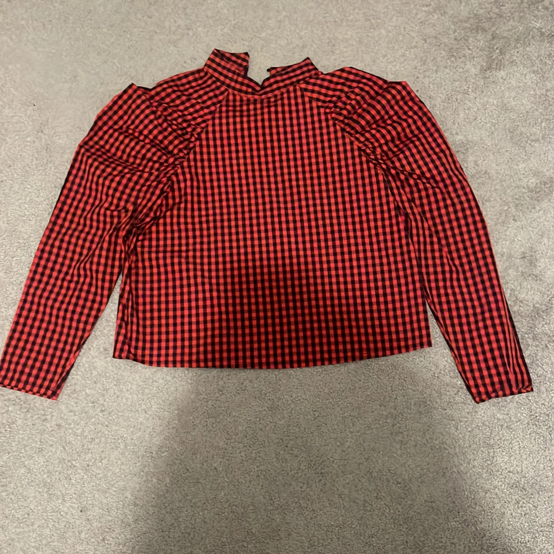 Rutig blus med volanger  - 1