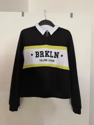 Sweatshirt med krage  - Storlek XL, liten i storlek. Aldrig använd. 