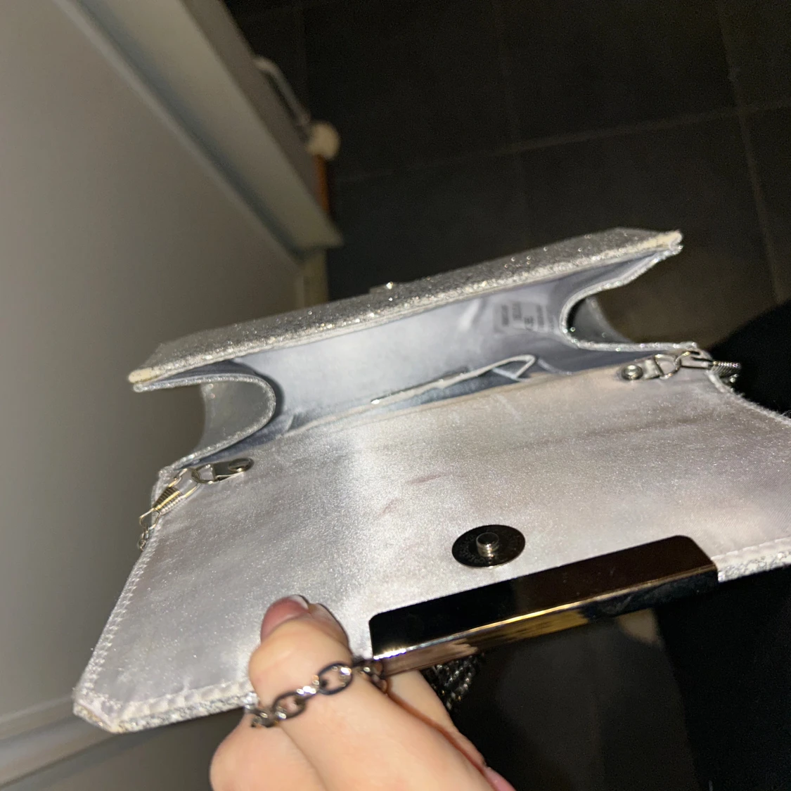 Glittrig silver axelväska  - 3
