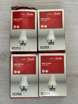 4 st Danfoss termostatgivare – Helt nya i förpackning! - Jag har totalt 4 stycken termostatgivare från märket Danfoss till salu. De är helt nya, oanvända och ligger i sina originalförpackningar.  Danfoss är kända för sin höga kvalitet och precision när det gäller att reglera värmen i hemmet. Perfekt för dig som vill uppgradera dina element för bättre energieffektivitet och komfort!  Jag säljer dem helst som ett paket, men det går även bra att köpa dem styckvis. Om du bara vill köpa en eller ett visst antal, skriv till mig (1st-129kr)