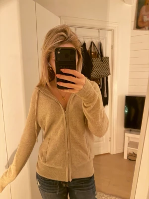 Soft goat tröja  - Snyggaste tröjan från soft goat! Den är i nyskick och använd ett fåtal gånger💕priset kan diskuteras!!