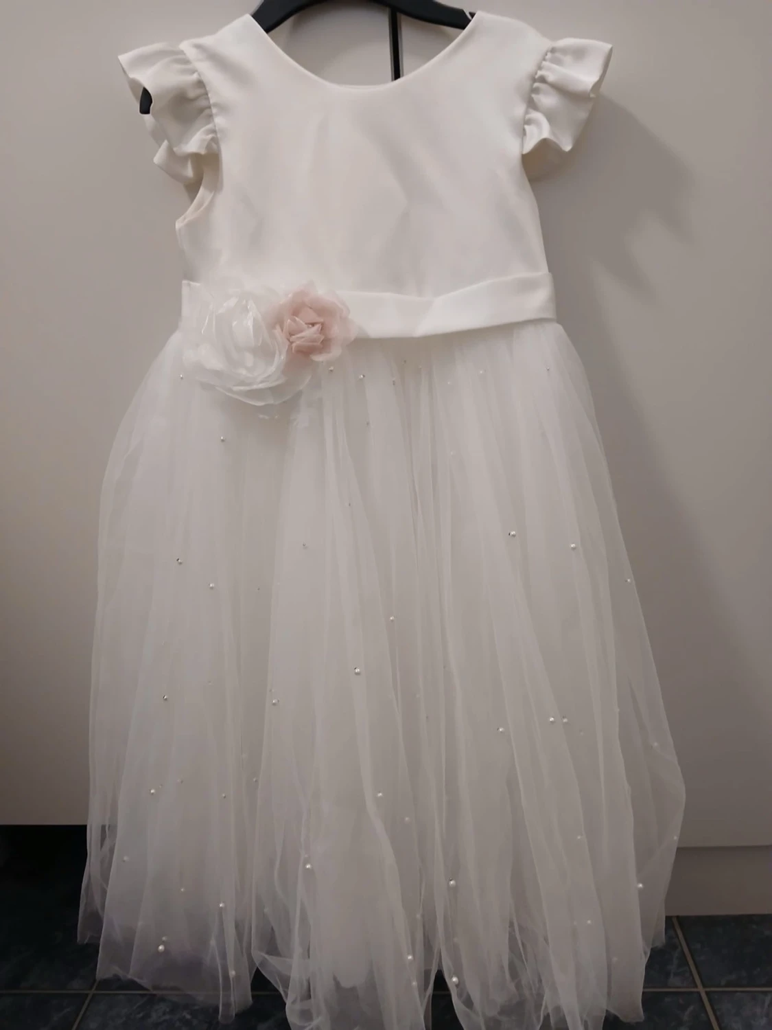 Vit långklänning med blommor och pärlor - 4