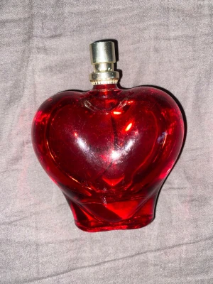 Stor parfym - Doftar gott men är trans så inte min stil med kvinnlig parfym. Tror inte det är ett märke tror jag sett liknande på normal. Men osäker. Kosta typ 300 lite mer än halva flaskan är kvar