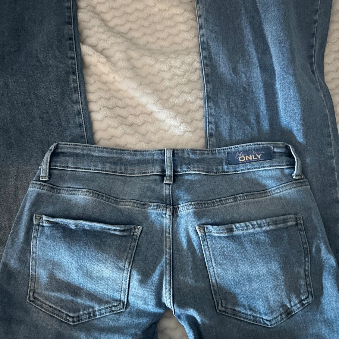 Bootcut jeans från ONLY i ljusblå denim - 2