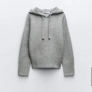 Stickad  Zara hoodie  - Säljer denna stickade grå hoodie ifrån Zara i storlek S. Den är i mycket bra skick. Skriv privat för egna bilder. Lägg gärna prisförslag💕