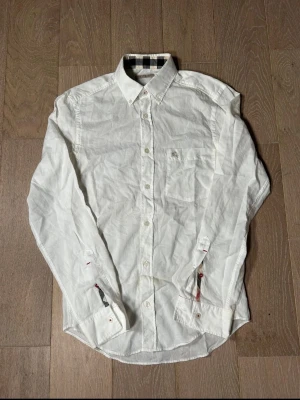 Burberry skjorta - Snygg vit Burberry skjorta perfekt till fester eller för att ha på sig allmänt