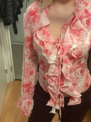 rosa och vit volang blus - Blus med volang kommer ej till användning