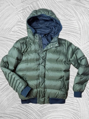 Scotch & Soda Jacka - Scotch and soda jacka i Medium – enkel att matcha och skön att bära. Ett stilrent val, noggrant utvalt med omsorg av A.M.C!  📩 Frågor? Hör gärna av dig! 📲 Följ oss här på Plick för fler uppdateringar. ♻️ Tack för att du handlar mer hållbart med A.M.C Archive!