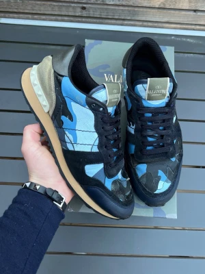 Valentino rockrunners  - Supersnygga rockrunners! Perfekt för vinter! Självklart äkta! Nypris ca 7200. Box ingår! Size 41. Skick 8/10 bra skick! Kan gå ner i pris vid snabb affär! Hör av dig vid minsta fundering 🤩