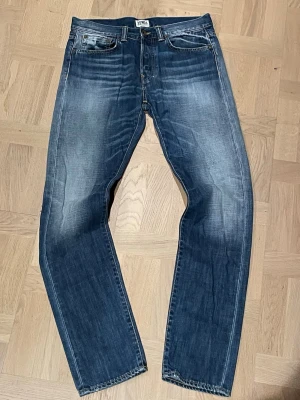 Blå Edwin jeans med tvätt - Tjena! Säljer ett par jeans från Edwin Japan | Skick: Mycket bra | size W32 | Defekter: Inga | Passform: Starghit | Hör av er vid minsta lilla!